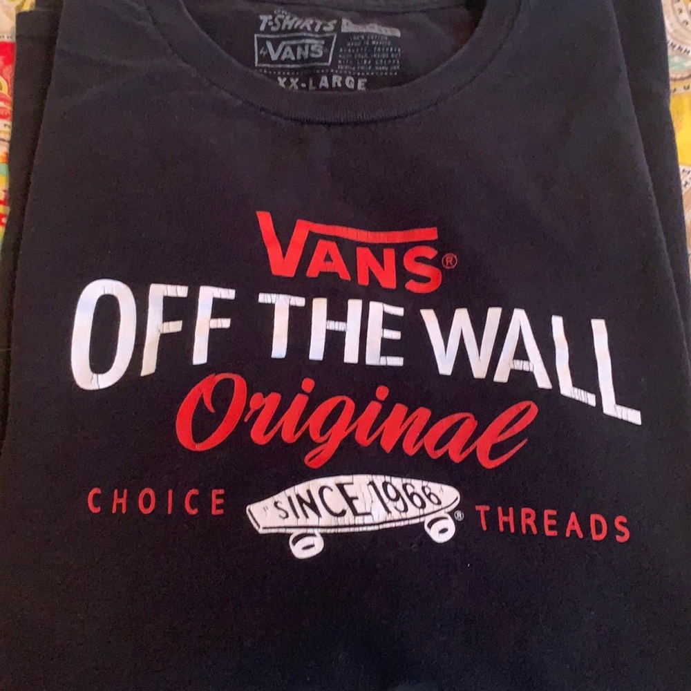 Men’s Vans shirt sleeved Tee.